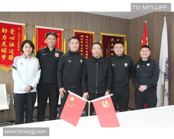 蓝锁足球明星队携手合作共创辉煌未来展现团队精神与竞技魅力