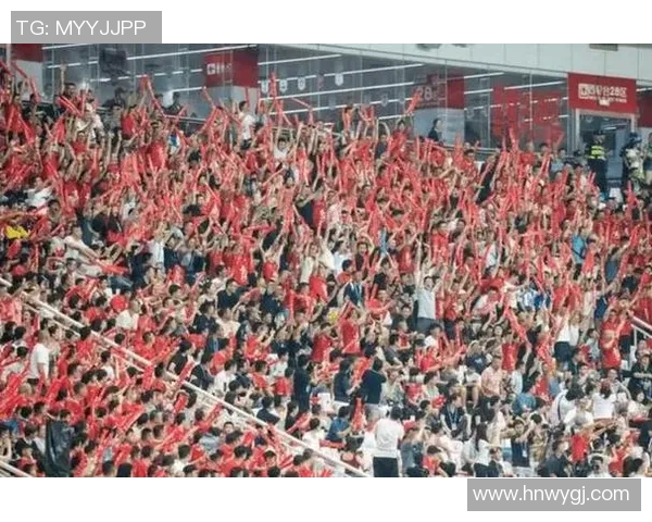 足球巨星观战搏击盛宴赛场激情碰撞引发热议 足球巨星观战搏击盛宴赛场激情碰撞引发热议